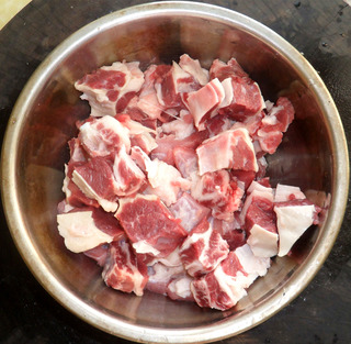 香辣<a href=/shicai/rouqin/NiuNan/index.html target=_blank><u>牛腩</u></a>烧<a href=/shicai/shucai/TuDou/index.html target=_blank><u>土豆</u></a>