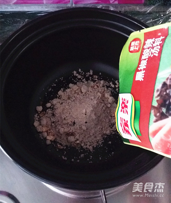 <a href=/shicai/shucai/XiangGu/index.html target=_blank><u>香菇</u></a>黑椒酸辣汤的做法