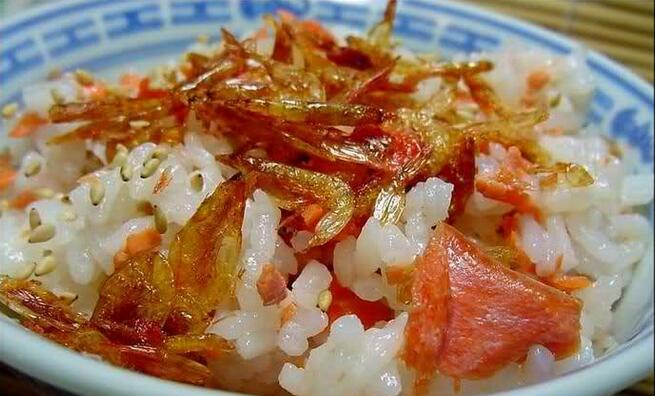 怎么做<a href=/shicai/shuichanpin/SanWenYu/index.html target=_blank><u>三文鱼</u></a>拌饭?