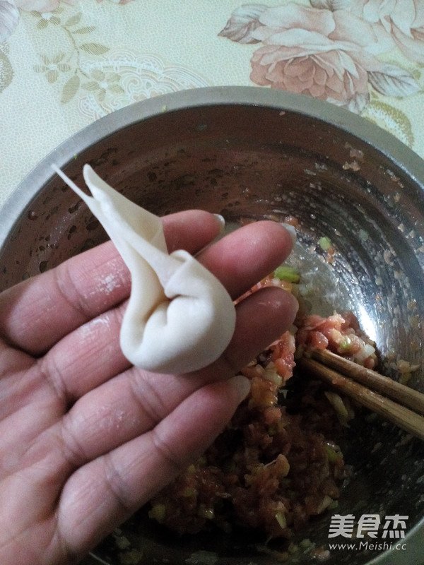 <a href=/shicai/rouqin/ZhuRou/index.html target=_blank><u>猪肉</u></a>大葱馄饨的做法