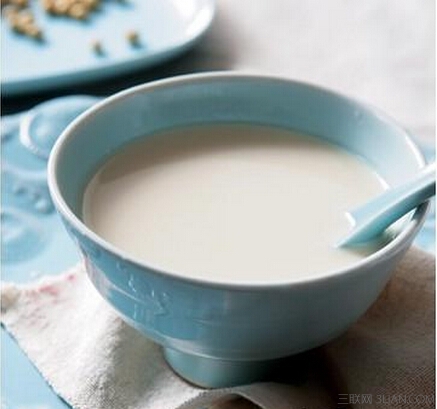 <a href=/shicai/diaoweipin/FengMi/index.html target=_blank><u>蜂蜜</u></a>的相克食物有哪些       