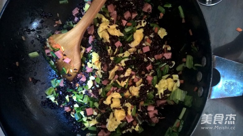 <a href=/shicai/mimian/HeiMi/index.html target=_blank><u>黑米</u></a>蛋炒饭的做法