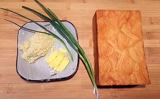 蒜香<a href=/shicai/mimian/TuSi/index.html target=_blank><u>吐司</u></a>条