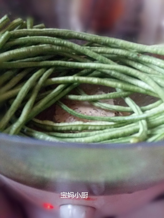 <a href=/shicai/rouqin/ZhuRou/index.html target=_blank><u>猪肉</u></a><a href=/shicai/shucai/JiangDou/index.html target=_blank><u>豇豆</u></a>馅水饺