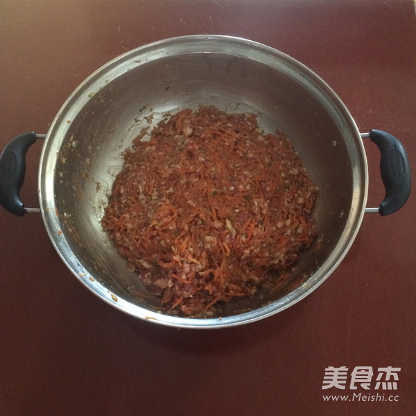 <a href=/shicai/shucai/HuLuoBo/index.html target=_blank><u>胡<a href=/shicai/shucai/LuoBo/index.html target=_blank><u>萝卜</u></a></u></a>水饺的做法