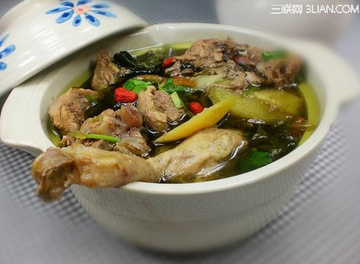 酸菜<a href=/shicai/shucai/LuoBo/index.html target=_blank><u>萝卜</u></a>老鸭汤的做法