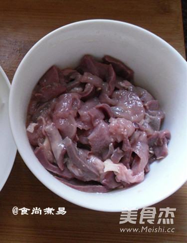 <a href=/shicai/guopin/GouQi/index.html target=_blank><u>枸杞</u></a>叶<a href=/shicai/rouqin/ZhuGan/index.html target=_blank><u>猪肝</u></a>瘦肉汤面的做法