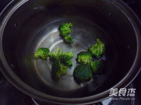 <a href=/shicai/diaoweipin/HeiHuJiao/index.html target=_blank><u>黑胡椒</u></a><a href=/shicai/rouqin/ZhuPai/index.html target=_blank><u>猪排</u></a>饭的做法