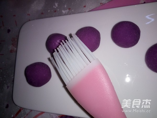 <a href=/shicai/shucai/ZiShu/index.html target=_blank><u>紫薯</u></a><a href=/shicai/mimian/ZhiShi/index.html target=_blank><u>芝士</u></a>球(两吃)的做法