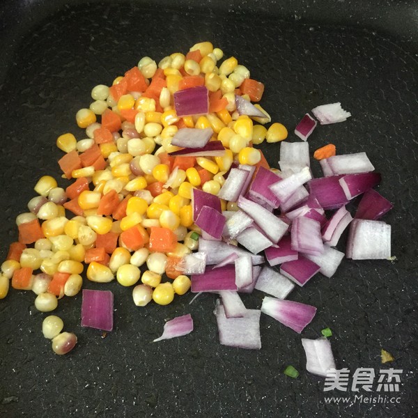 <a href=/shicai/mimian/YuMi/index.html target=_blank><u>玉米</u></a>粒炒饭的做法