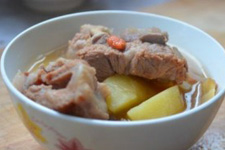 <a href=/shicai/shucai/TuDou/index.html target=_blank><u>土豆</u></a>炖<a href=/shicai/rouqin/PaiGu/index.html target=_blank><u>排骨</u></a>的做法