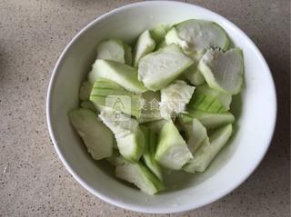 <a href=/shicai/shucai/SiGua/index.html target=_blank><u>丝瓜</u></a><a href=/shicai/shuichanpin/HuaGe/index.html target=_blank><u>花蛤</u></a>汤