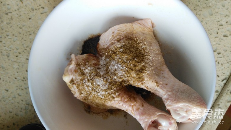 烤五香<a href=/shicai/rouqin/JiTui/index.html target=_blank><u>鸡腿</u></a>的做法