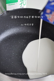 <a href=/shicai/guopin/LanMei/index.html target=_blank><u>蓝莓</u></a><a href=/shicai/mimian/NiuNai/index.html target=_blank><u>牛奶</u></a>冻&&<a href=/shicai/guopin/MangGuo/index.html target=_blank><u>芒果</u></a><a href=/shicai/mimian/NiuNai/index.html target=_blank><u>牛奶</u></a>冻步骤4