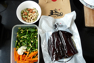 腊五花爆炒小<a href=/shicai/shucai/HuangGua/index.html target=_blank><u>黄瓜</u></a>