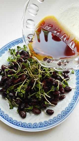 <a href=/shicai/shucai/LuoBoMiao/index.html target=_blank><u><a href=/shicai/shucai/LuoBo/index.html target=_blank><u>萝卜</u></a>苗</u></a>拌黑纳豆