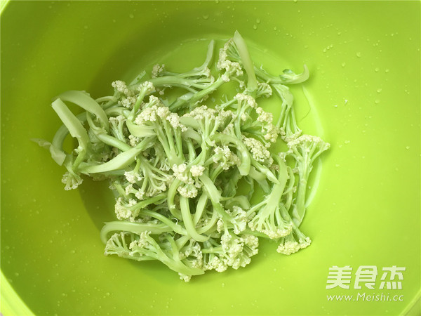 红椒炒<a href=/shicai/shucai/HuaCai/index.html target=_blank><u>花菜</u></a>的做法