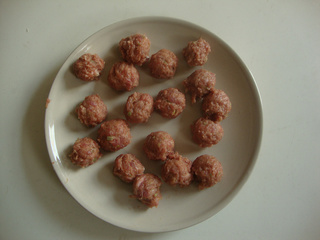 豌<a href=/shicai/shucai/DouMiao/index.html target=_blank><u>豆苗</u></a>肉丸汤