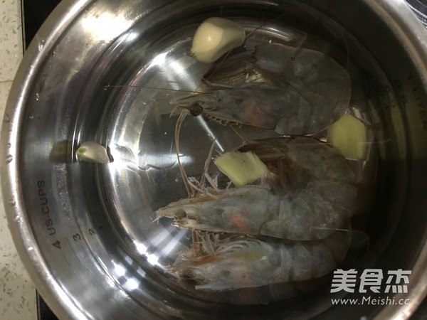 浓汤宝时蔬鲜虾面的做法