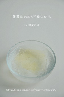 <a href=/shicai/guopin/LanMei/index.html target=_blank><u>蓝莓</u></a><a href=/shicai/mimian/NiuNai/index.html target=_blank><u>牛奶</u></a>冻&&<a href=/shicai/guopin/MangGuo/index.html target=_blank><u>芒果</u></a><a href=/shicai/mimian/NiuNai/index.html target=_blank><u>牛奶</u></a>冻步骤2
