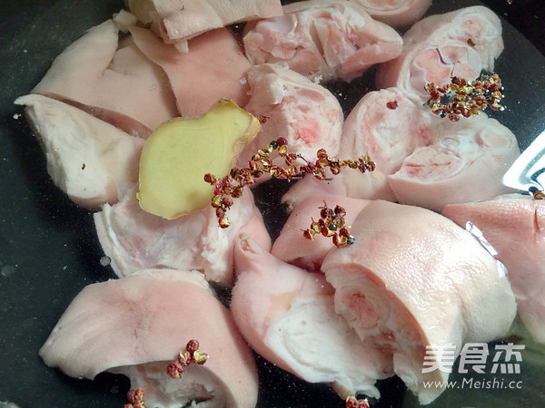 <a href=/shicai/mimian/YuMi/index.html target=_blank><u>玉米</u></a>焖猪手的做法