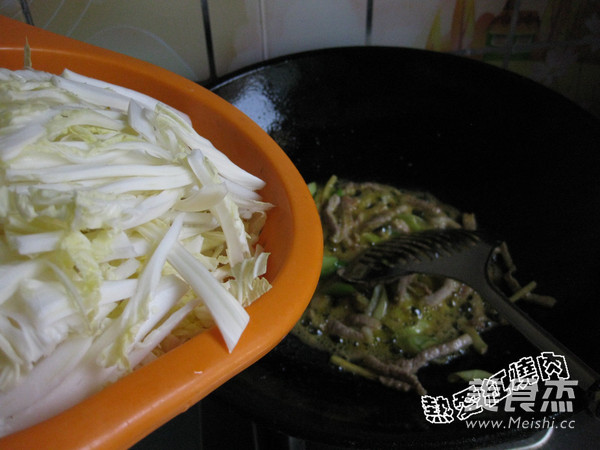 <a href=/shicai/shucai/BaiCai/index.html target=_blank><u>白菜</u></a>丝炒面的做法