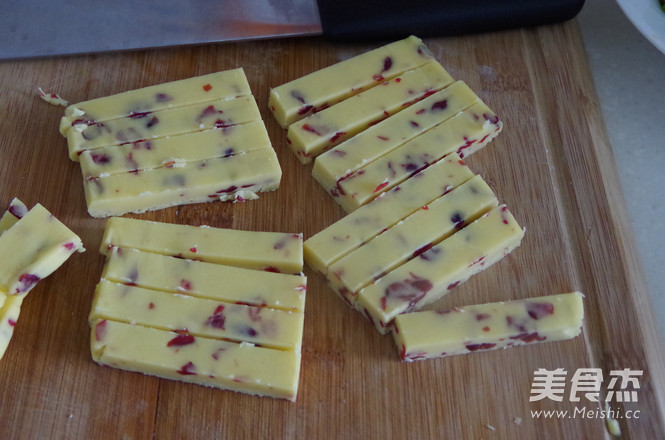 <a href=/shicai/guopin/ManYueMei/index.html target=_blank><u>蔓越莓</u></a>饼干的做法