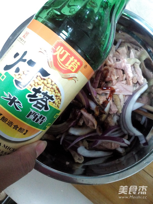 <a href=/shicai/shucai/YangCong/index.html target=_blank><u>洋葱</u></a>拌苦肠的做法