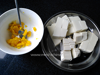 蟹<a href=/shicai/mimian/HuangDou/index.html target=_blank><u>黄豆</u></a>腐