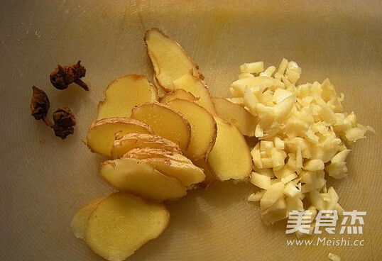 <a href=/shicai/rouqin/ZhengJi/index.html target=_blank><u>鸡肉</u></a>炒<a href=/shicai/mimian/FenSi/index.html target=_blank><u>粉丝</u></a>的做法