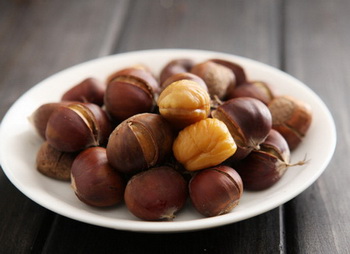 蒸<a href=/shicai/shucai/BanLi/index.html target=_blank><u>板栗</u></a>步骤3