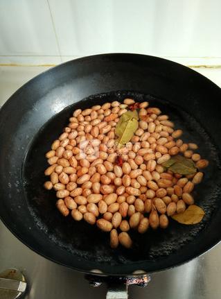 水煮<a href=/shicai/guopin/HuaSheng/index.html target=_blank><u>花生</u></a>米