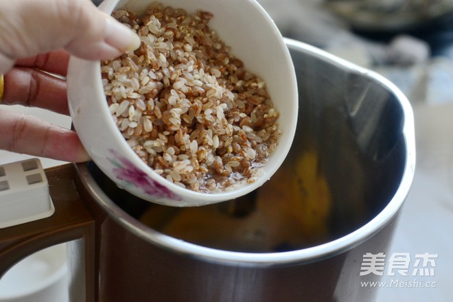 红<a href=/shicai/guopin/Zao/index.html target=_blank><u>枣</u></a><a href=/shicai/shucai/DiGua/index.html target=_blank><u>地瓜</u></a><a href=/shicai/mimian/GengMi/index.html target=_blank><u>粳米</u></a>粥的做法