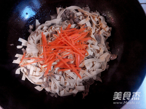 干<a href=/shicai/mimian/DouFu/index.html target=_blank><u>豆腐</u></a>炒肉的做法