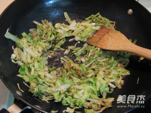 <a href=/shicai/rouqin/NiuRou/index.html target=_blank><u>牛肉</u></a>包菜炒面的做法