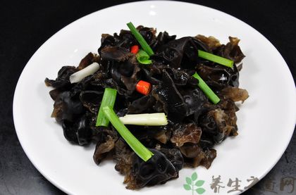 炒<a href=/shicai/shucai/MuEr/index.html target=_blank><u>木耳</u></a>怎样不会炸锅