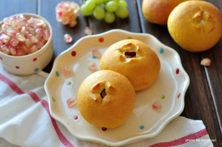 <a href=/shicai/shucai/NanGua/index.html target=_blank><u>南瓜</u></a><a href=/shicai/guopin/ManYueMei/index.html target=_blank><u>蔓越莓</u></a>乳酪包的做法