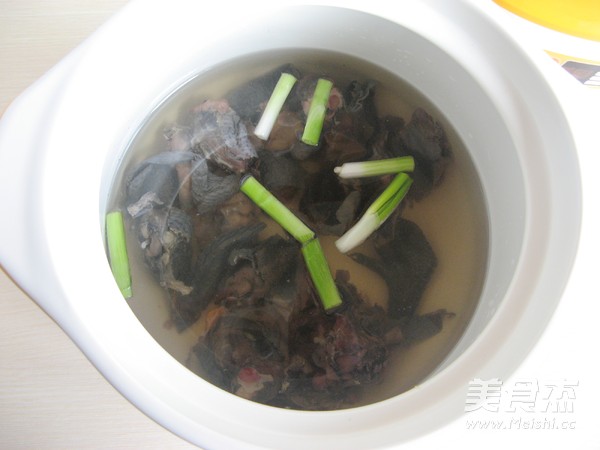 #感恩节#<a href=/shicai/shucai/XieWeiGu/index.html target=_blank><u>蟹味菇</u></a><a href=/shicai/rouqin/WuJi/index.html target=_blank><u>乌鸡</u></a>汤的做法