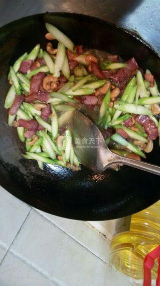 <a href=/shicai/rouqin/LaRou/index.html target=_blank><u>腊肉</u></a>炒<a href=/shicai/shucai/LuSun/index.html target=_blank><u>芦笋</u></a>