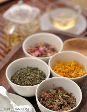 <a href=/shicai/guopin/ShanZha/index.html target=_blank><u>山楂</u></a><a href=/shicai/shucai/HeYe/index.html target=_blank><u>荷叶</u></a>茶要怎么泡