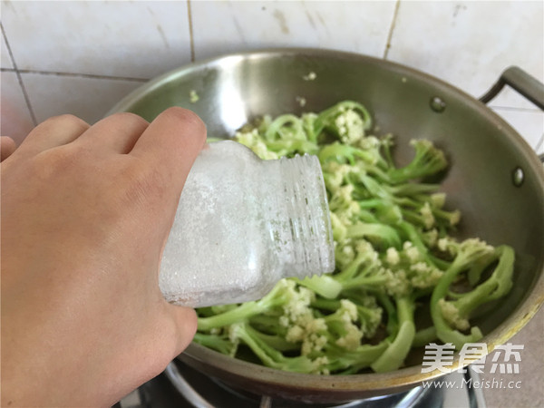 红椒炒<a href=/shicai/shucai/HuaCai/index.html target=_blank><u>花菜</u></a>的做法