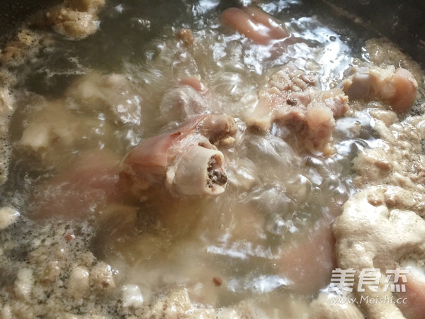 <a href=/shicai/mimian/YuMi/index.html target=_blank><u>玉米</u></a>焖猪手的做法