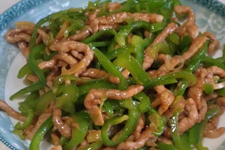 <a href=/shicai/shucai/QingJiao/index.html target=_blank><u>青椒</u></a>炒肉的做法