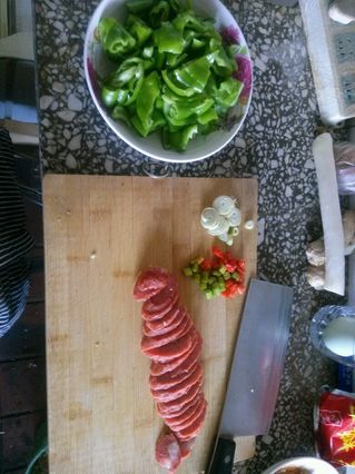 <a href=/shicai/shucai/QingJiao/index.html target=_blank><u>青椒</u></a>红肠