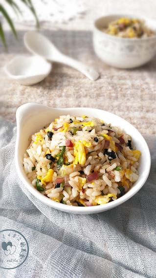 韩式<a href=/shicai/shucai/LaJiao/index.html target=_blank><u>辣椒</u></a><a href=/shicai/shuichanpin/HaiTai/index.html target=_blank><u>海苔</u></a>炒饭