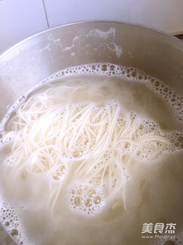 <a href=/shicai/mimian/YunDou/index.html target=_blank><u>芸豆</u></a>蚬子面的做法