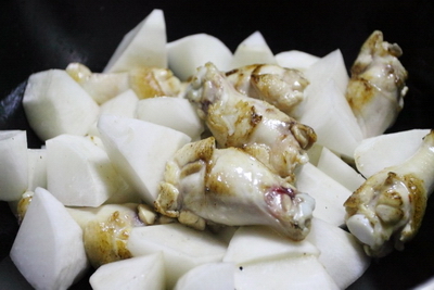 <a href=/shicai/shucai/BaiLuoBo/index.html target=_blank><u>白<a href=/shicai/shucai/LuoBo/index.html target=_blank><u>萝卜</u></a></u></a>烧<a href=/shicai/rouqin/JiTui/index.html target=_blank><u>鸡腿</u></a>步骤4