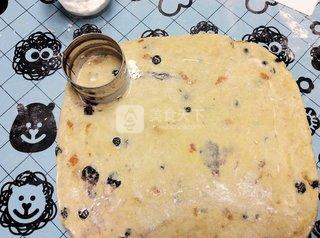 <a href=/shicai/guopin/LanMei/index.html target=_blank><u>蓝莓</u></a>果干杂粮司康