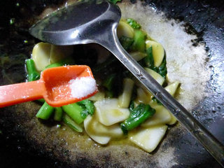 咖喱菜芯炒<a href=/shicai/mimian/NianGao/index.html target=_blank><u>年糕</u></a>