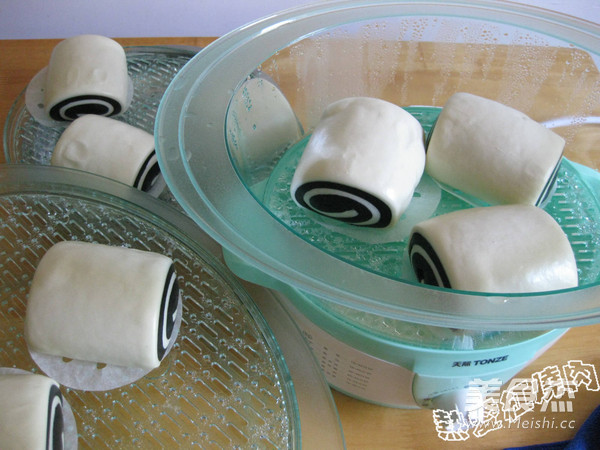 奶香竹炭双色馒头的做法